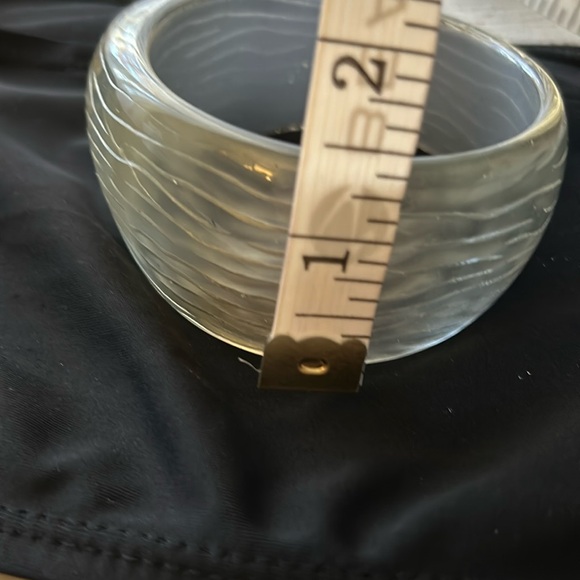 LUCITE BANGLE BRACELET - Picture 10 of 11